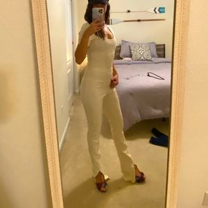 White pants and shirt women ensamble